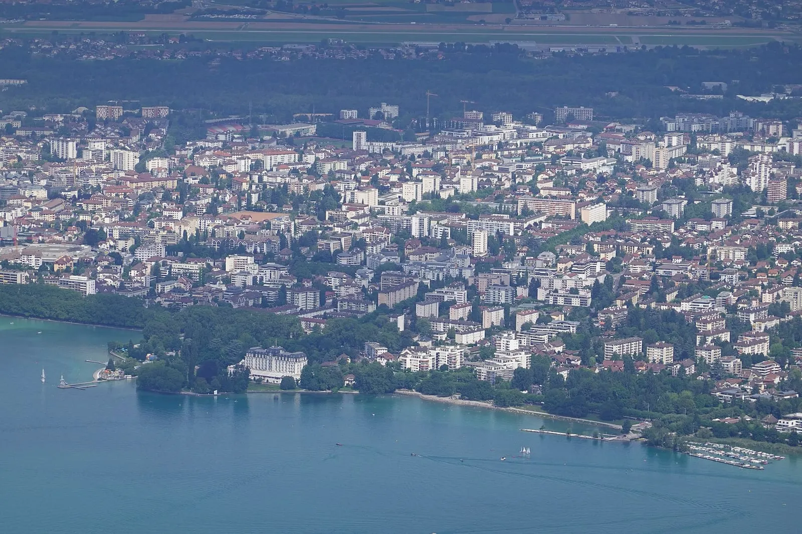 La plage d'Albigny et la rive du lac d'Annecy vues depuis le mont Baret, le secteur des épreuves aquatiques