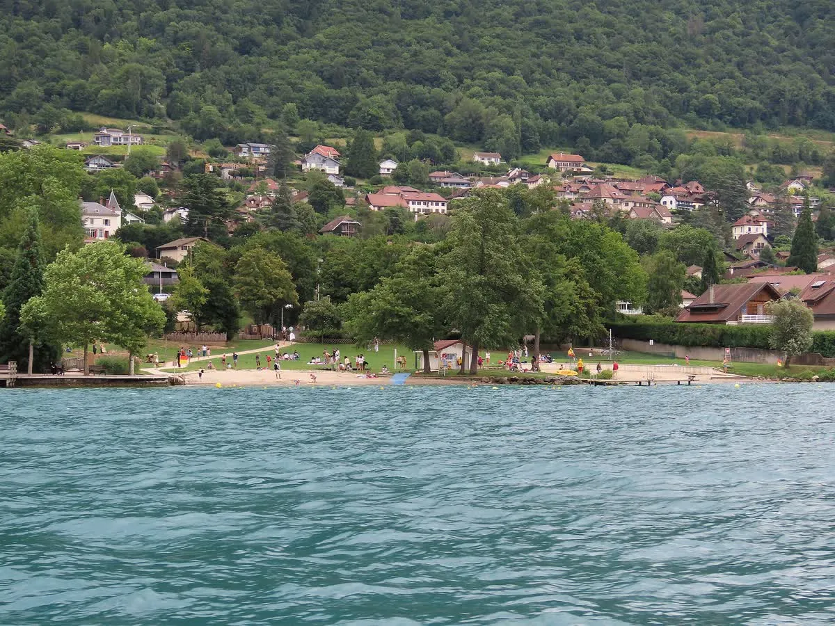 La plage de Veyrier-du-Lac, sur la rive est du lac d'Annecy