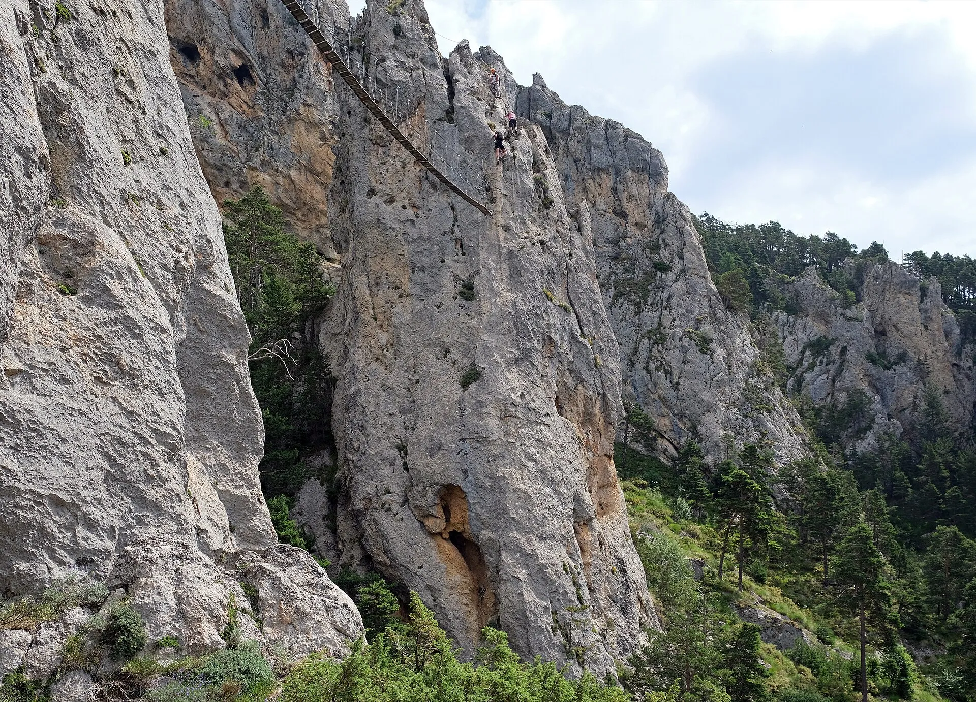 Un parcours de via ferrata sur une paroi, avec câbles et échelons