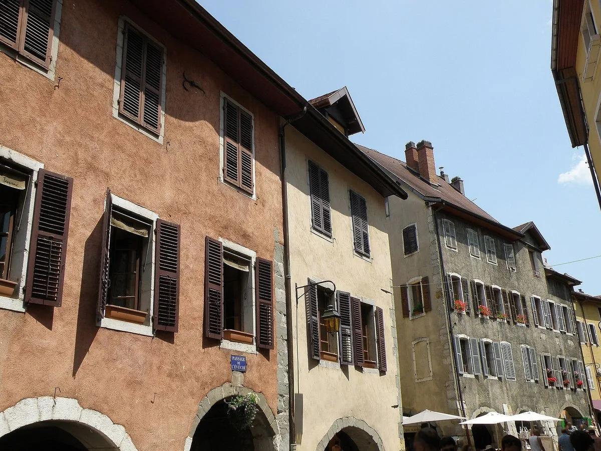 Les arcades et la chaussée de la rue Sainte-Claire, dans la vieille ville d'Annecy