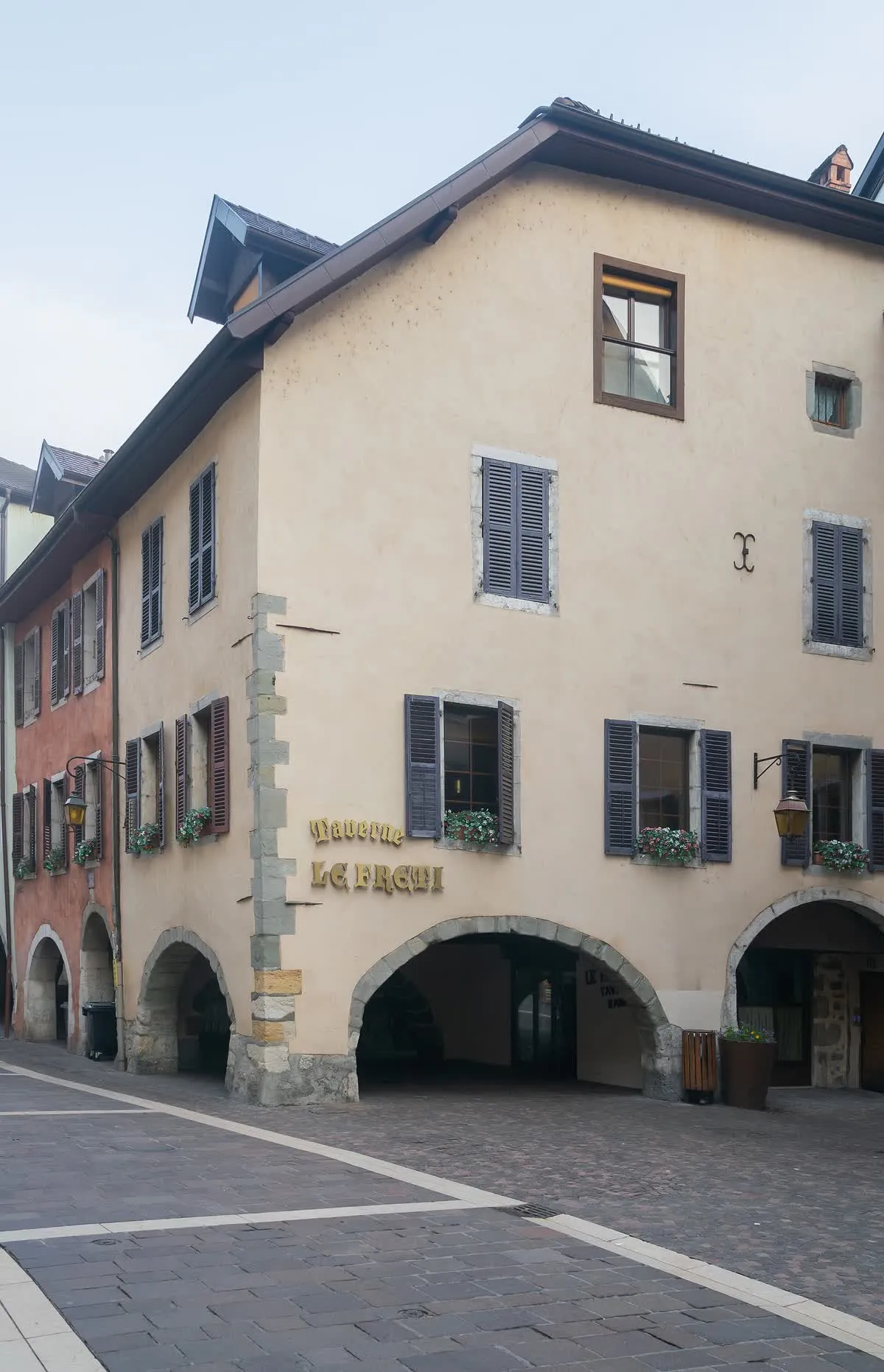 Façade peinte du 12 rue Sainte-Claire, dans la vieille ville d'Annecy