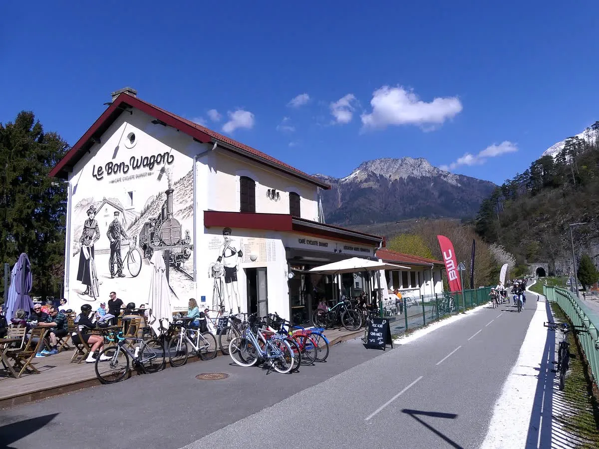 Le café cycliste installé dans l'ancienne gare de Duingt, le long de la voie verte, avec l'entrée du tunnel en arrière-plan