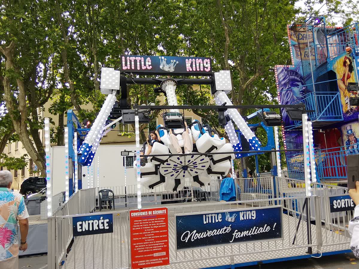 Fête foraine : manèges et stands éclairés