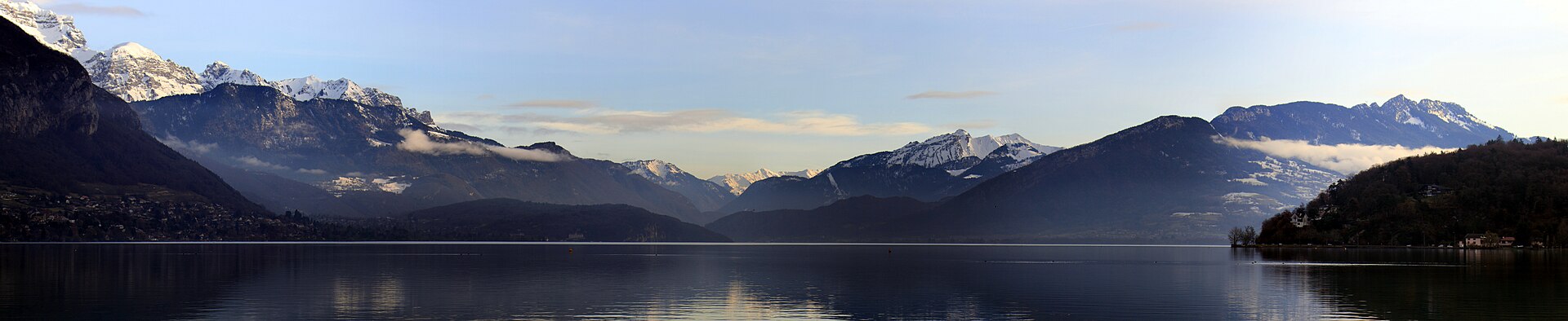Le lac d'Annecy et ses rives, vus depuis les hauteurs de la ville