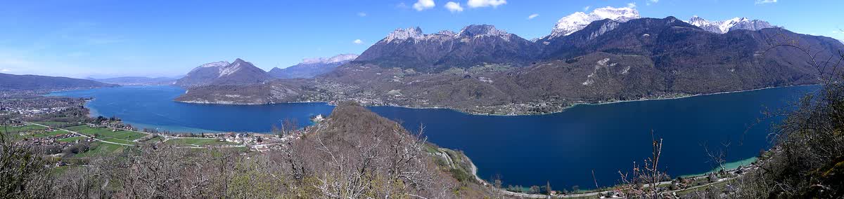 Le lac d'Annecy et les massifs qui l'entourent vus depuis les hauteurs du Taillefer